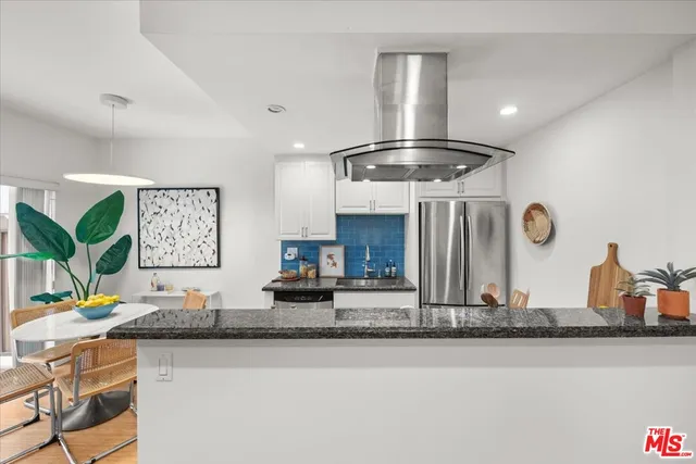 $589,000 | 622 South Barrington Avenue, Unit 100, Los Angeles, CA 90049