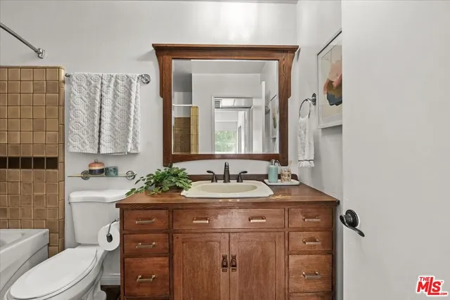 $589,000 | 622 South Barrington Avenue, Unit 100, Los Angeles, CA 90049