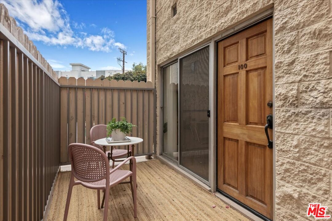 622 South Barrington Avenue, Unit 100 Los Angeles, CA 90049 - Photo 2 of 28