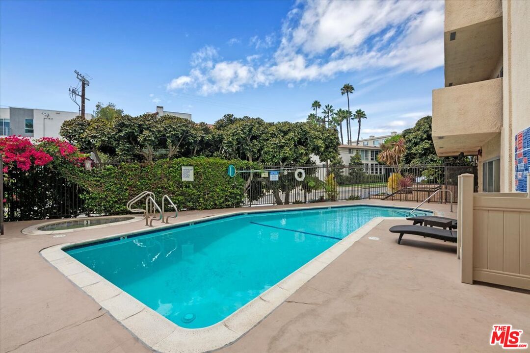 622 South Barrington Avenue, Unit 100 Los Angeles, CA 90049 - Photo 23 of 28