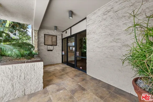 $589,000 | 622 South Barrington Avenue, Unit 100, Los Angeles, CA 90049