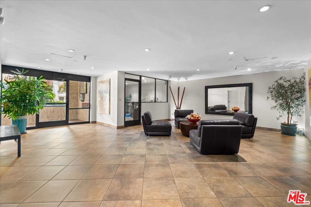 622 South Barrington Avenue, Unit 100 Los Angeles, CA 90049 - Photo 27 of 28