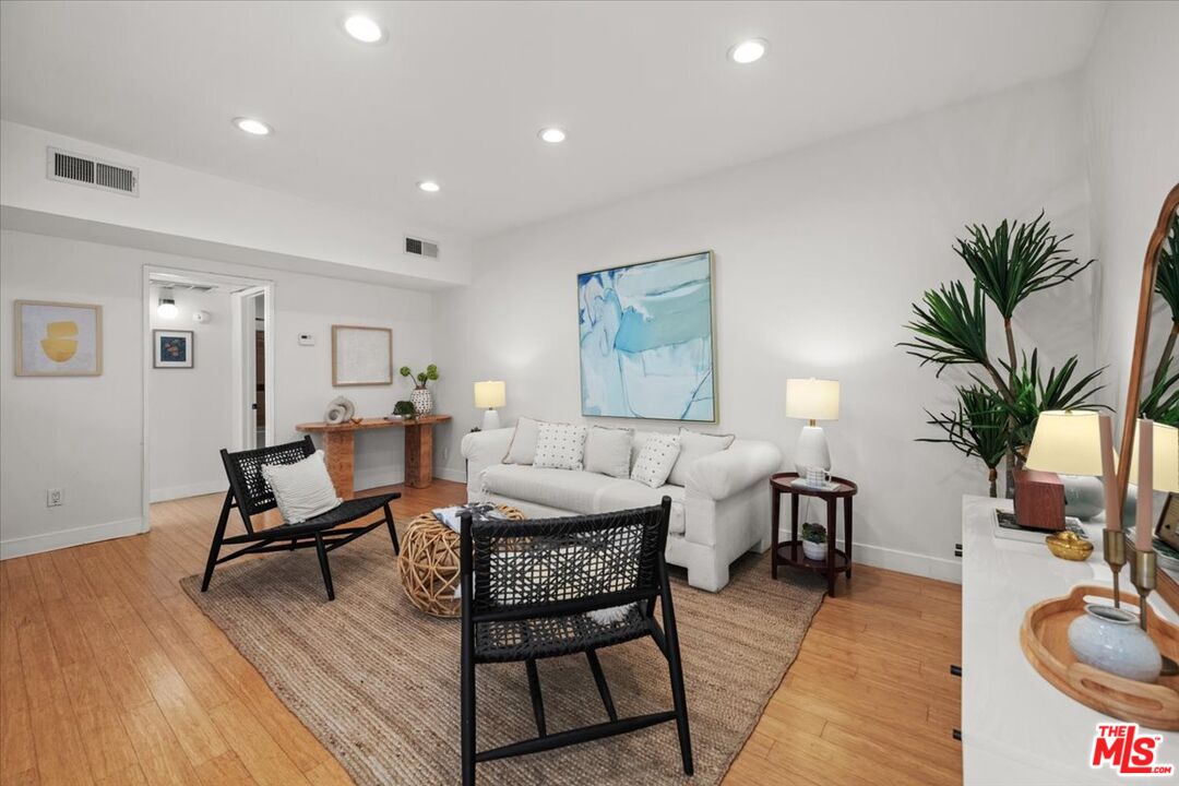 622 South Barrington Avenue, Unit 100 Los Angeles, CA 90049 - Photo 3 of 28