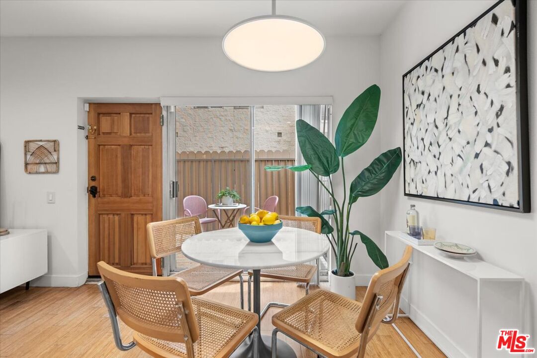 622 South Barrington Avenue, Unit 100 Los Angeles, CA 90049 - Photo 9 of 28