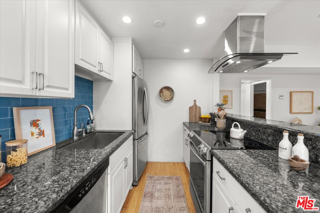 622 South Barrington Avenue, Unit 100 Los Angeles, CA 90049 - Photo 10 of 28