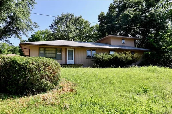 $225,000 | 22211 East Blue Mills Road, Independence, MO 64058