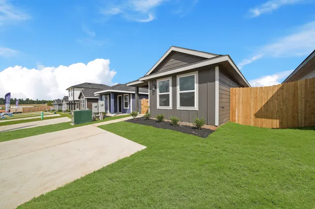 a view of an house with backyard porch and garden