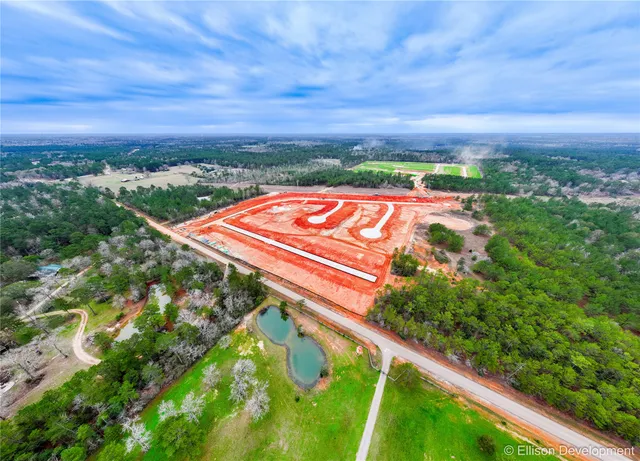 a view of an outdoor space with sitting area