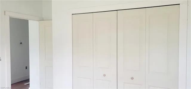 a picture of a room with a floor plan