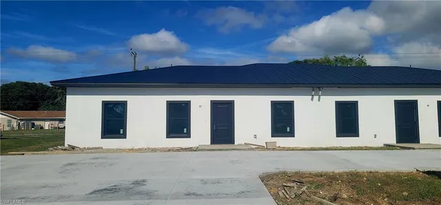 a view of a house with backyard