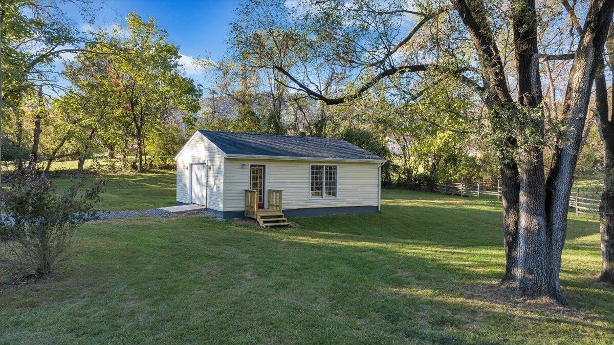 2626 East Ruritan Road Roanoke, VA 24012 - Photo 41 of 68 42-DJI_20241021165829_0022_D_MIB