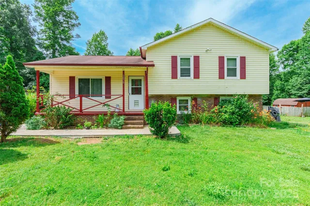 a view of a yard in front of house