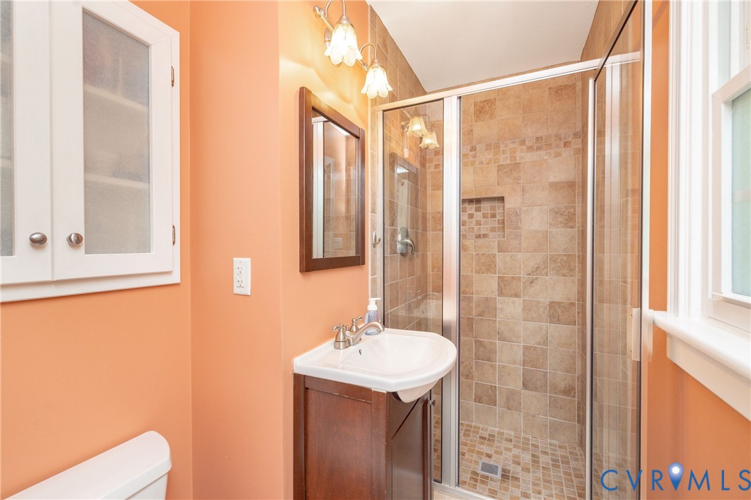 802 Maybeury Drive Henrico, VA 23229 - Photo 19 of 34 primary bath