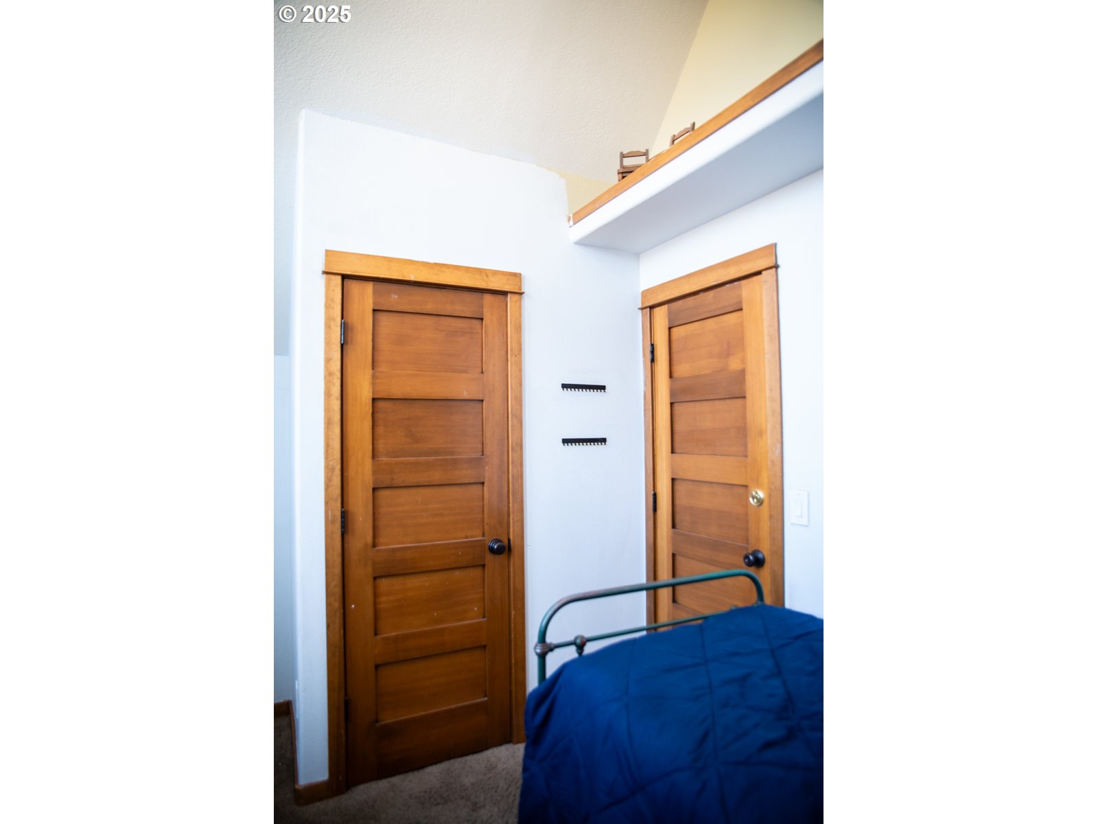 62725 Eagle Road Bend, OR 97701 - Photo 23 of 39 a view of hallway with bathroom and mirror