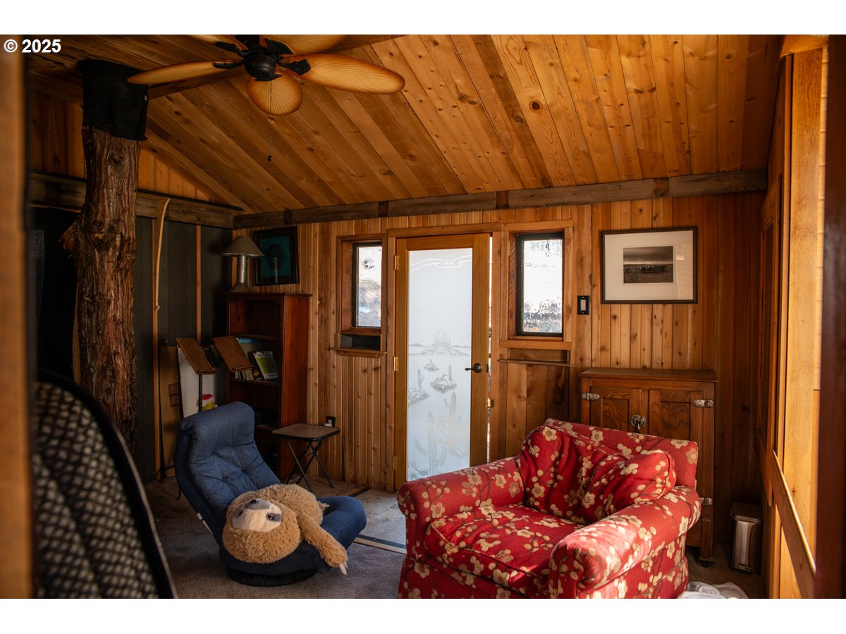 62725 Eagle Road Bend, OR 97701 - Photo 32 of 39 a living room with furniture