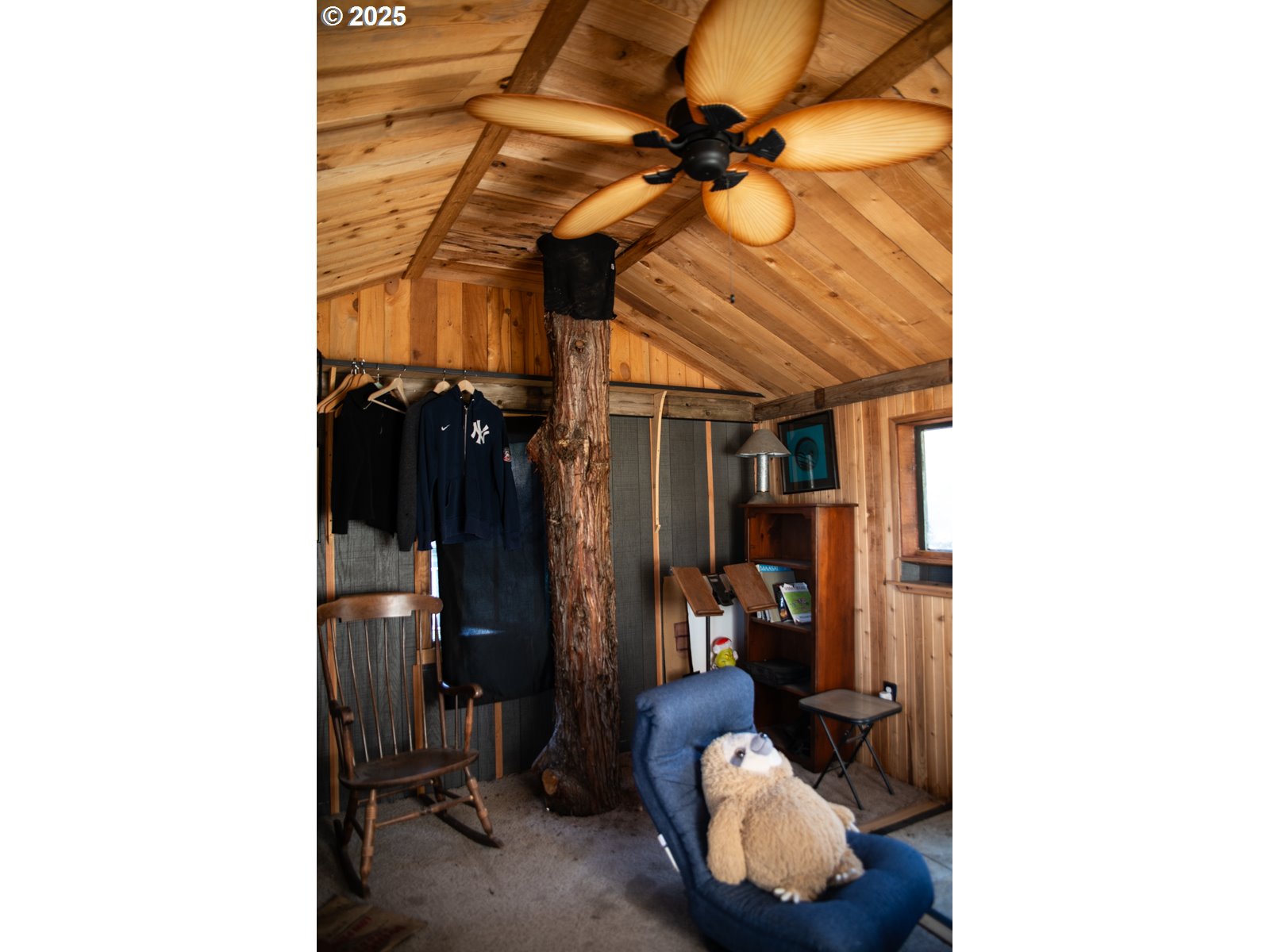 62725 Eagle Road Bend, OR 97701 - Photo 33 of 39 a view of entryway and hall