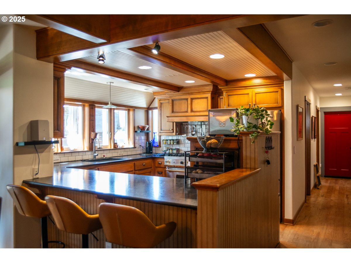 62725 Eagle Road Bend, OR 97701 - Photo 5 of 39 a view of a room with gym equipment