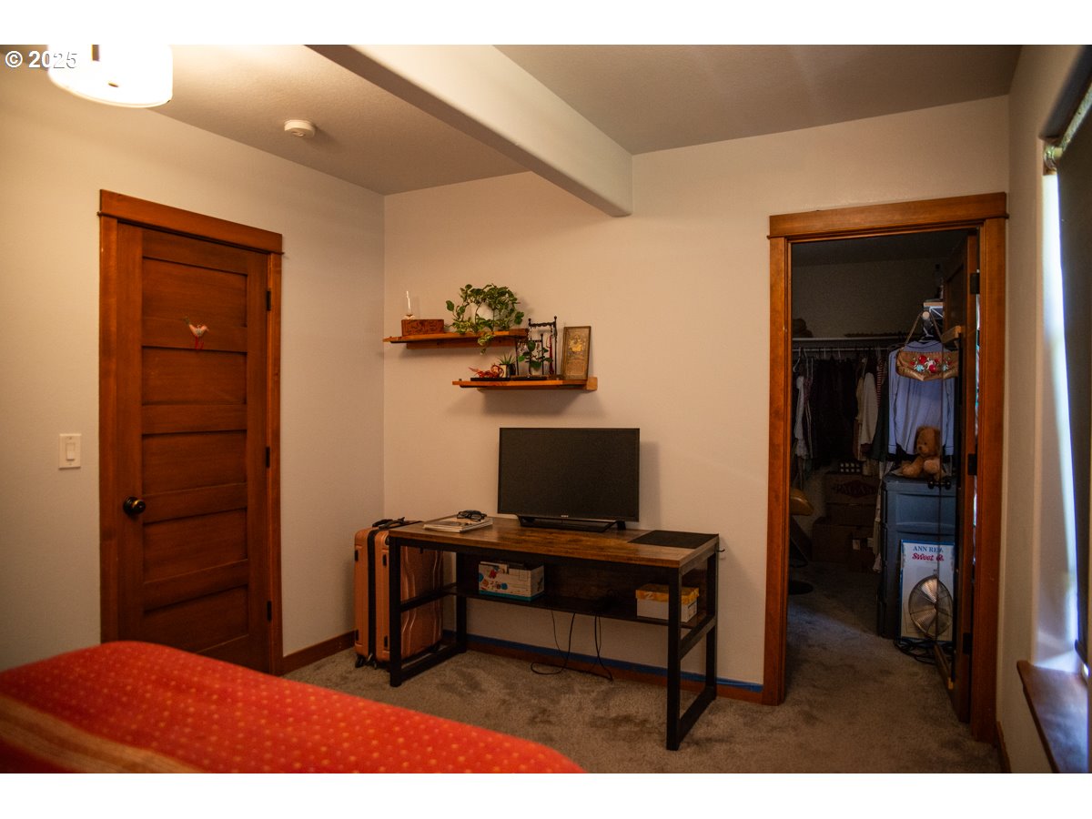 62725 Eagle Road Bend, OR 97701 - Photo 7 of 39 a bedroom with a bed and a table