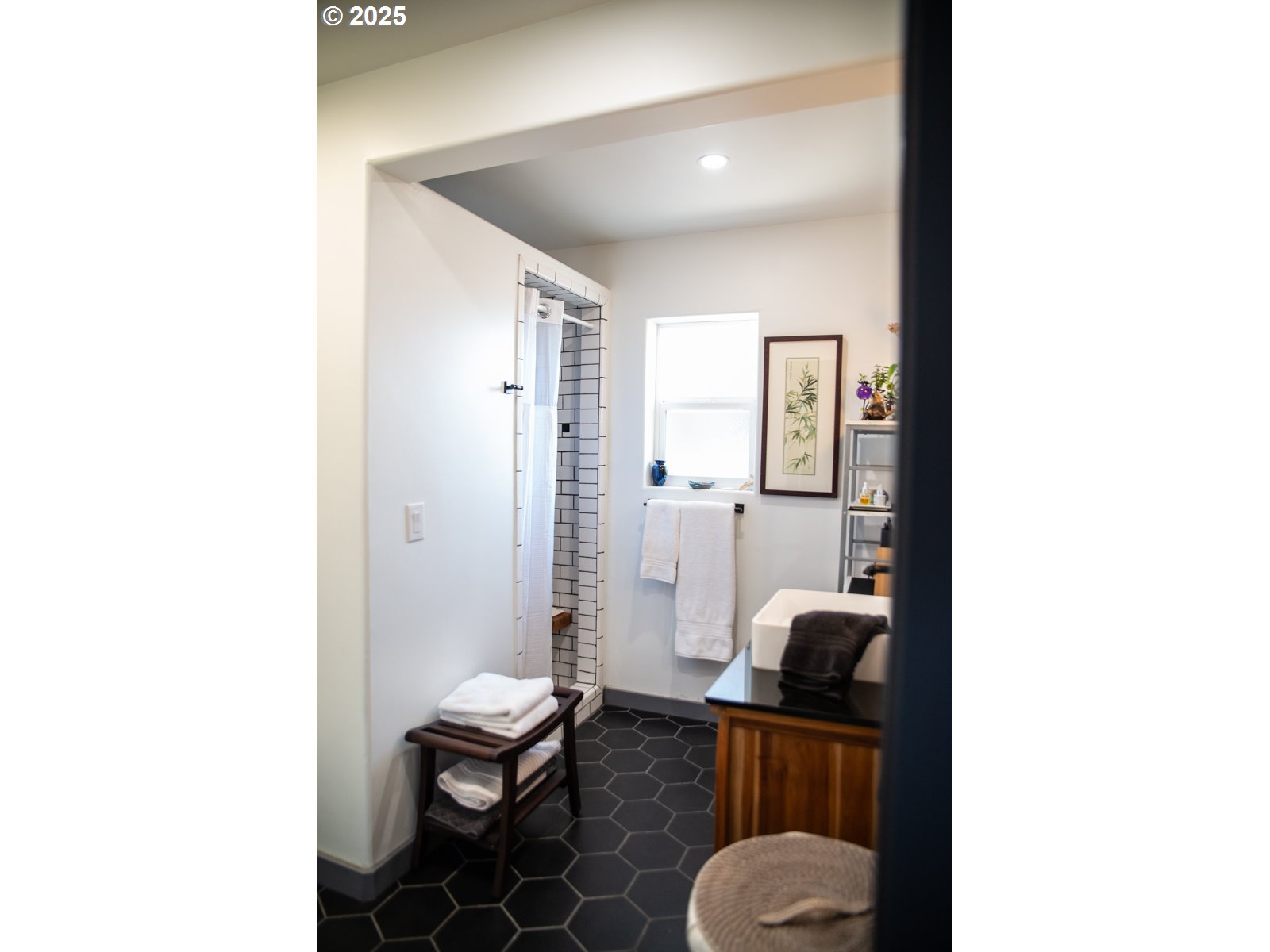 62725 Eagle Road Bend, OR 97701 - Photo 9 of 39 a bathroom with a toilet a sink and mirror