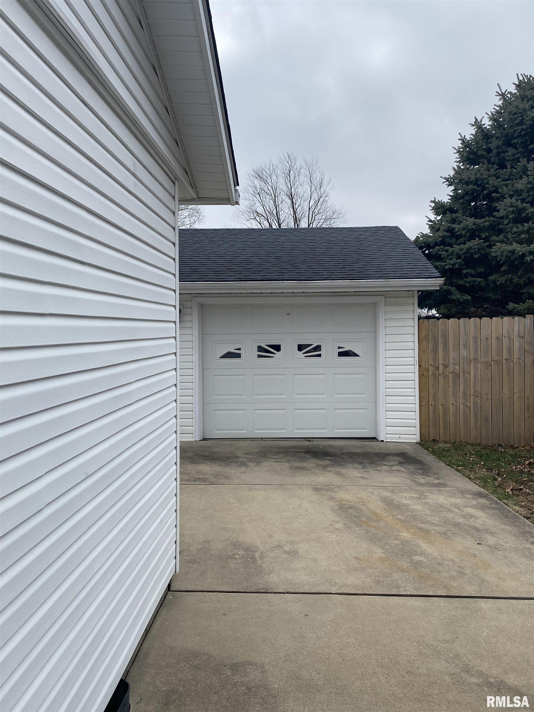 2304 Stokebridge Road Springfield, IL 62702 - Photo 15 of 18