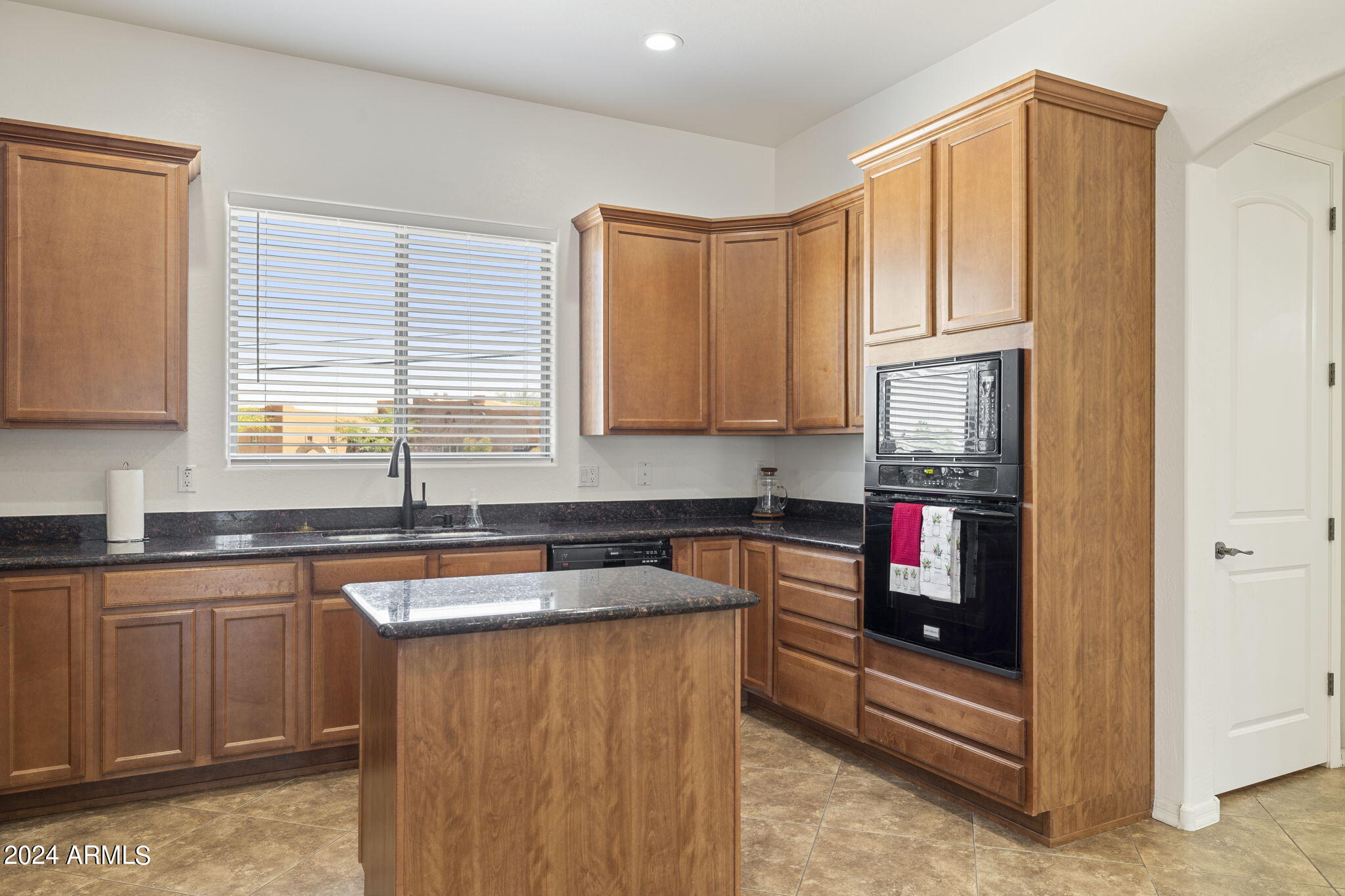 2318 East Carlise Road Phoenix, AZ 85086 - Photo 14 of 52 Kitchen