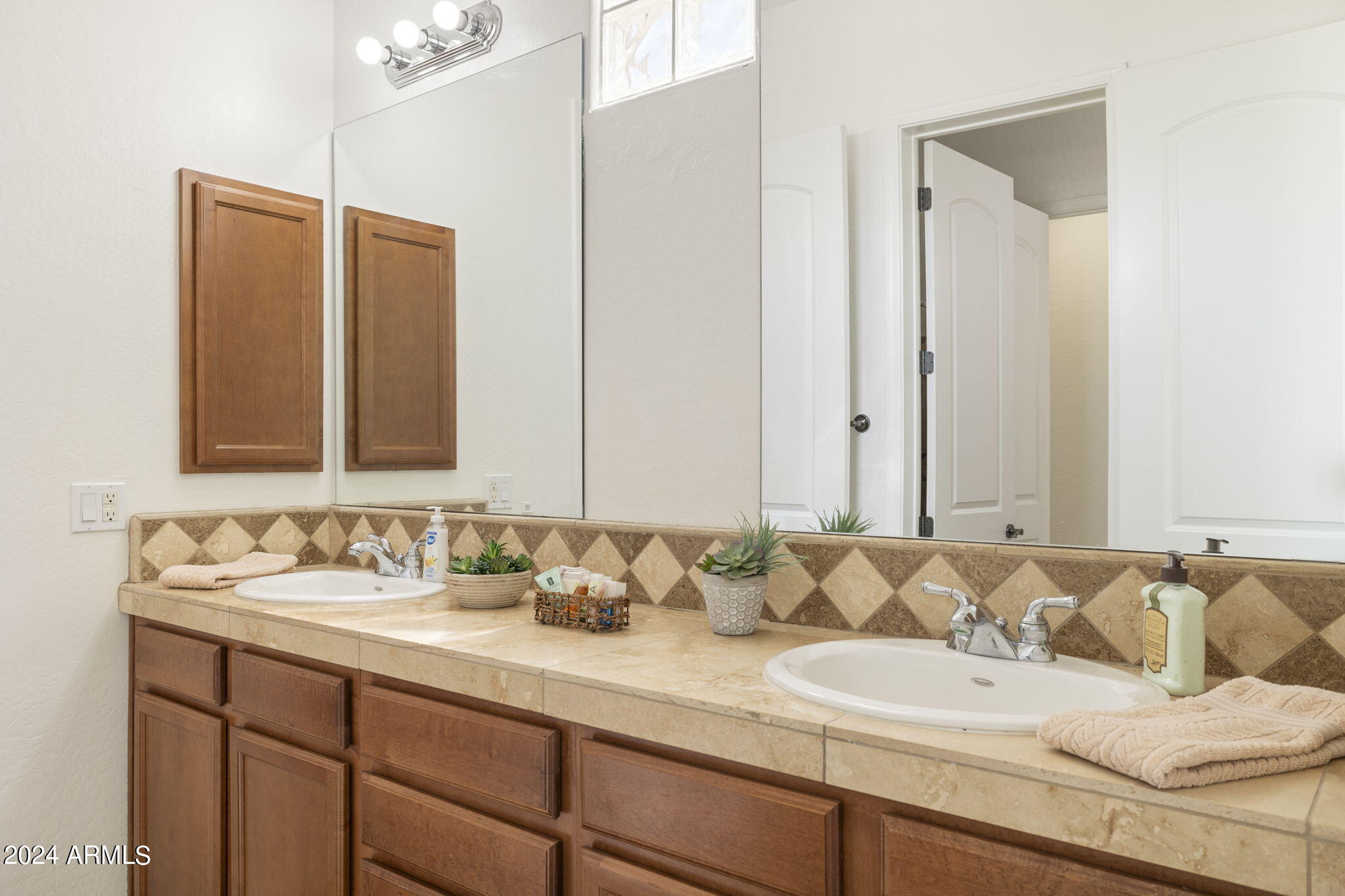 2318 East Carlise Road Phoenix, AZ 85086 - Photo 35 of 52 Jack/Jill Bathroom