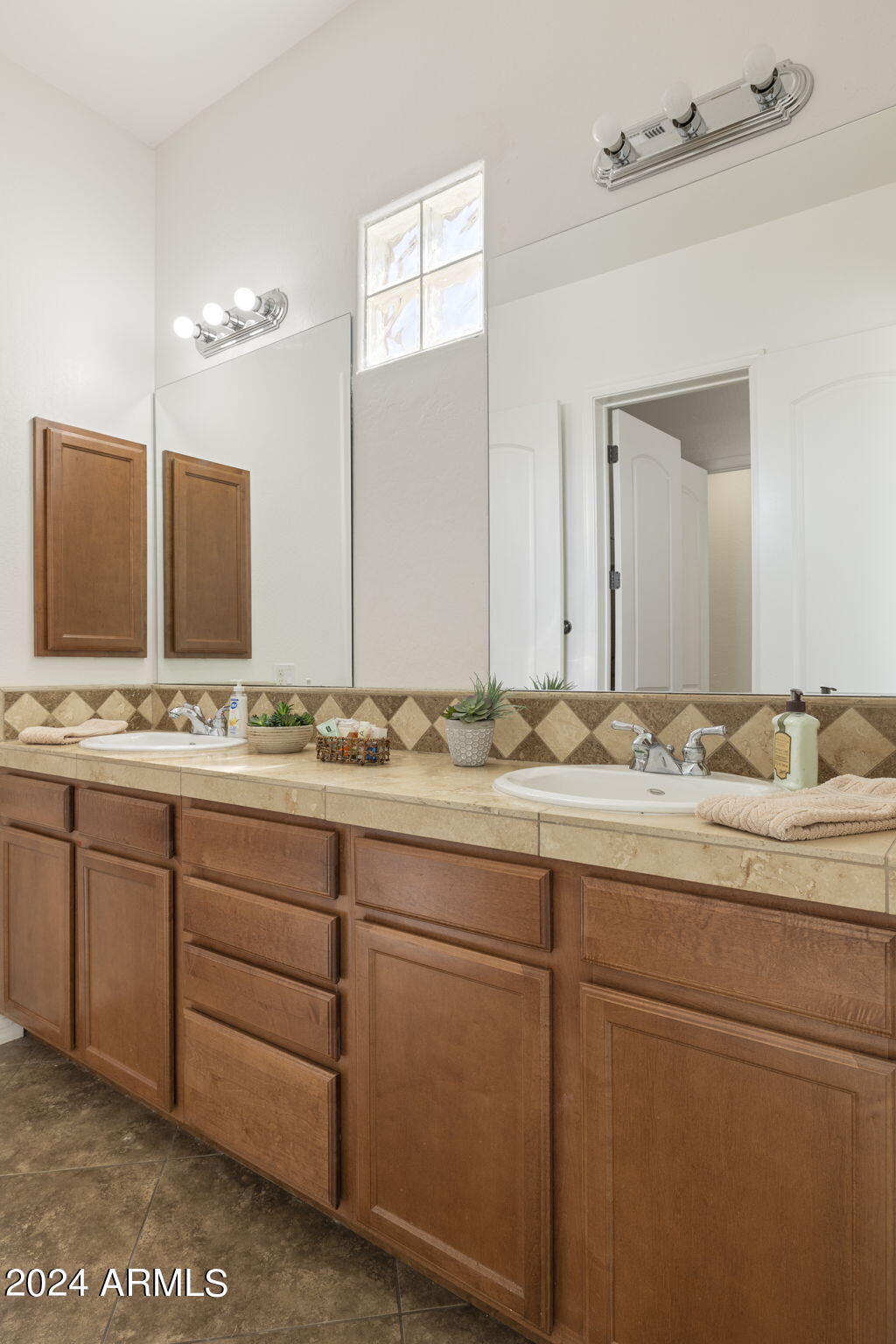 2318 East Carlise Road Phoenix, AZ 85086 - Photo 37 of 52 Jack/Jill Bathroom