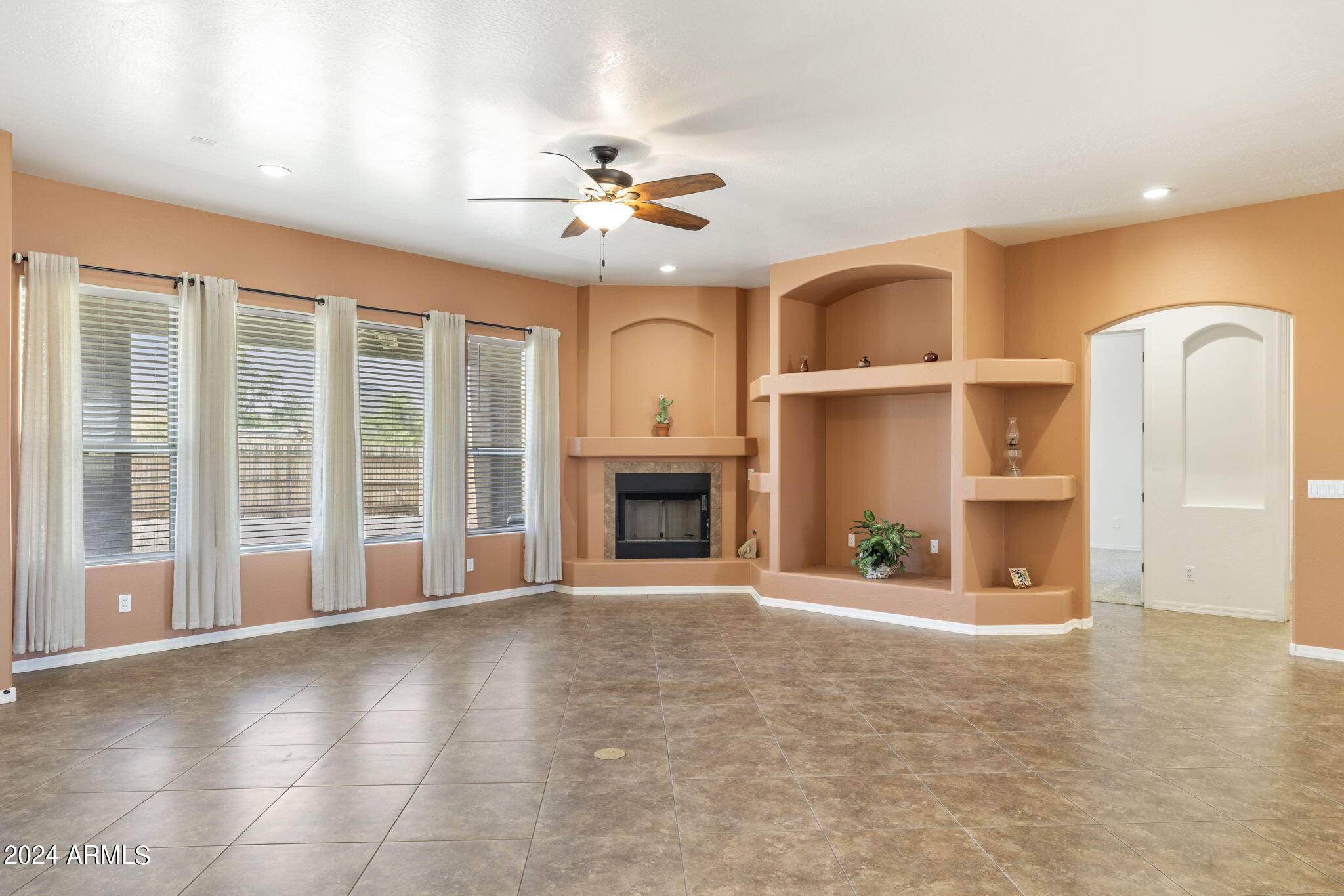 2318 East Carlise Road Phoenix, AZ 85086 - Photo 5 of 52 Living Room