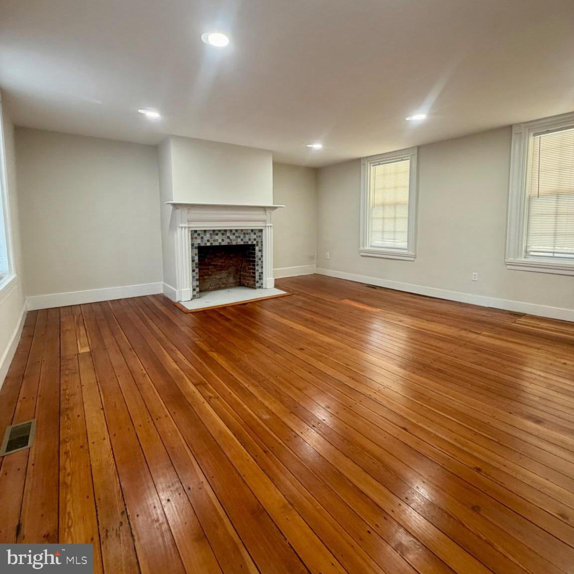 17700 Barnesville Road Dickerson, MD 20842 - Photo 10 of 20 Spacious room with elegant hardwood floors.