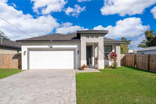 a view of a house with yard and porch