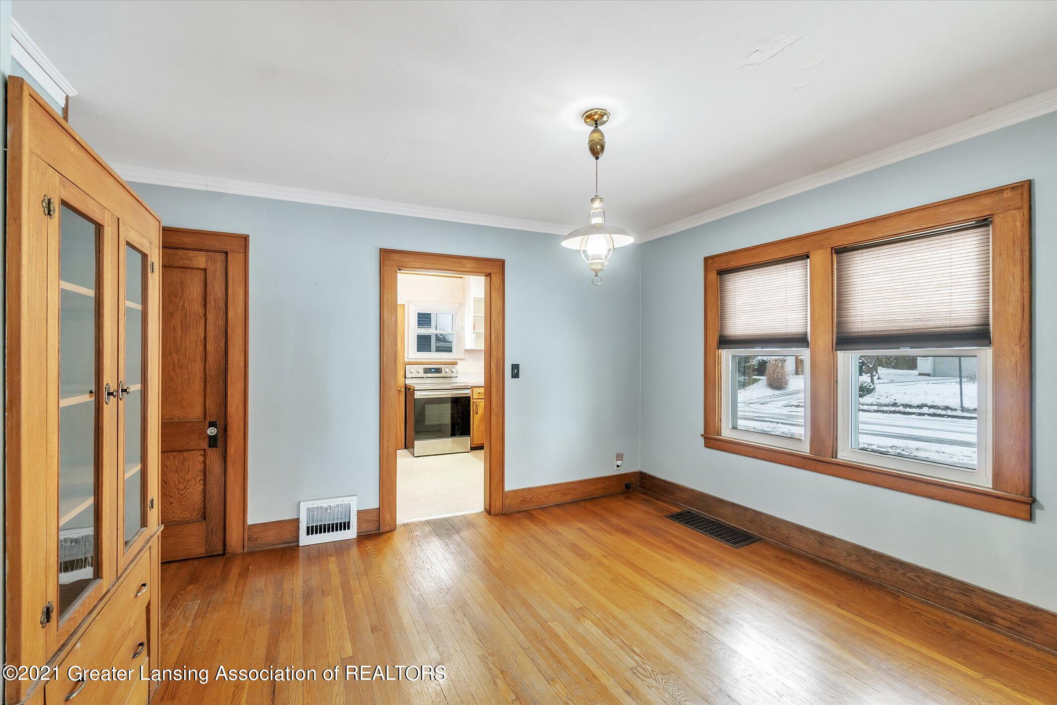 318 Wayburn Road Lansing, MI 48910 - Photo 15 of 46 16-318 Wayburn Rd-windowstill-realestate