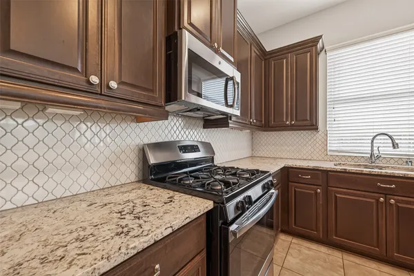 $2,000 | 134 Mimosa Silk Court, Montgomery, TX 77316