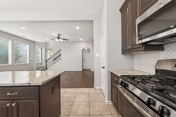 $2,000 | 134 Mimosa Silk Court, Montgomery, TX 77316