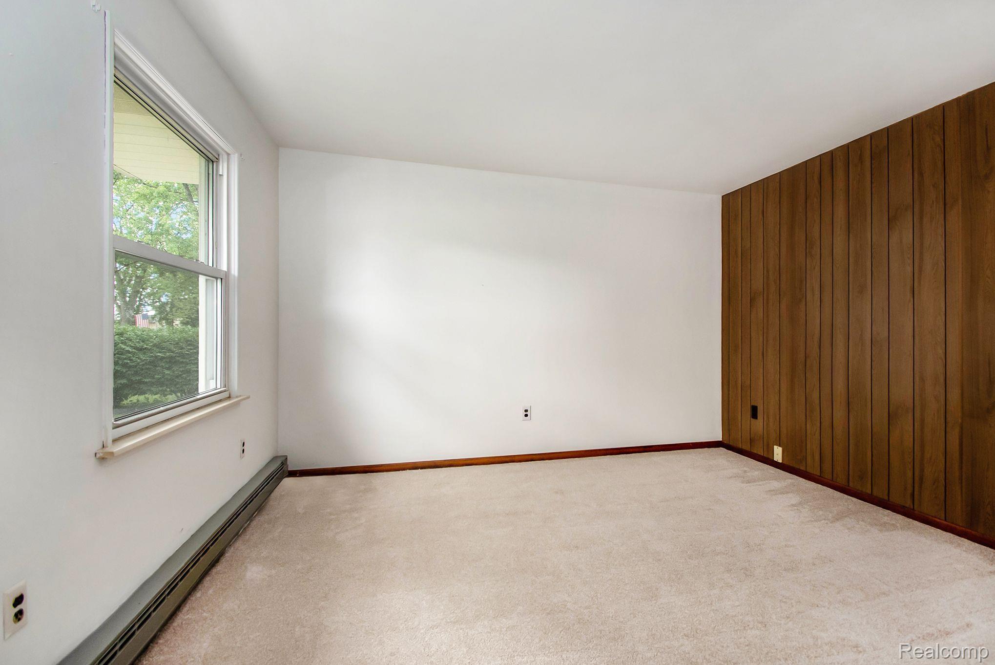26226 Frankfort Road New Boston, MI 48164 - Photo 12 of 21 Living room