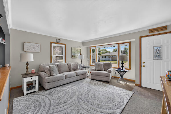2542 Pinehurst Avenue Racine, WI 53403 - Photo 3 of 27 Living Room