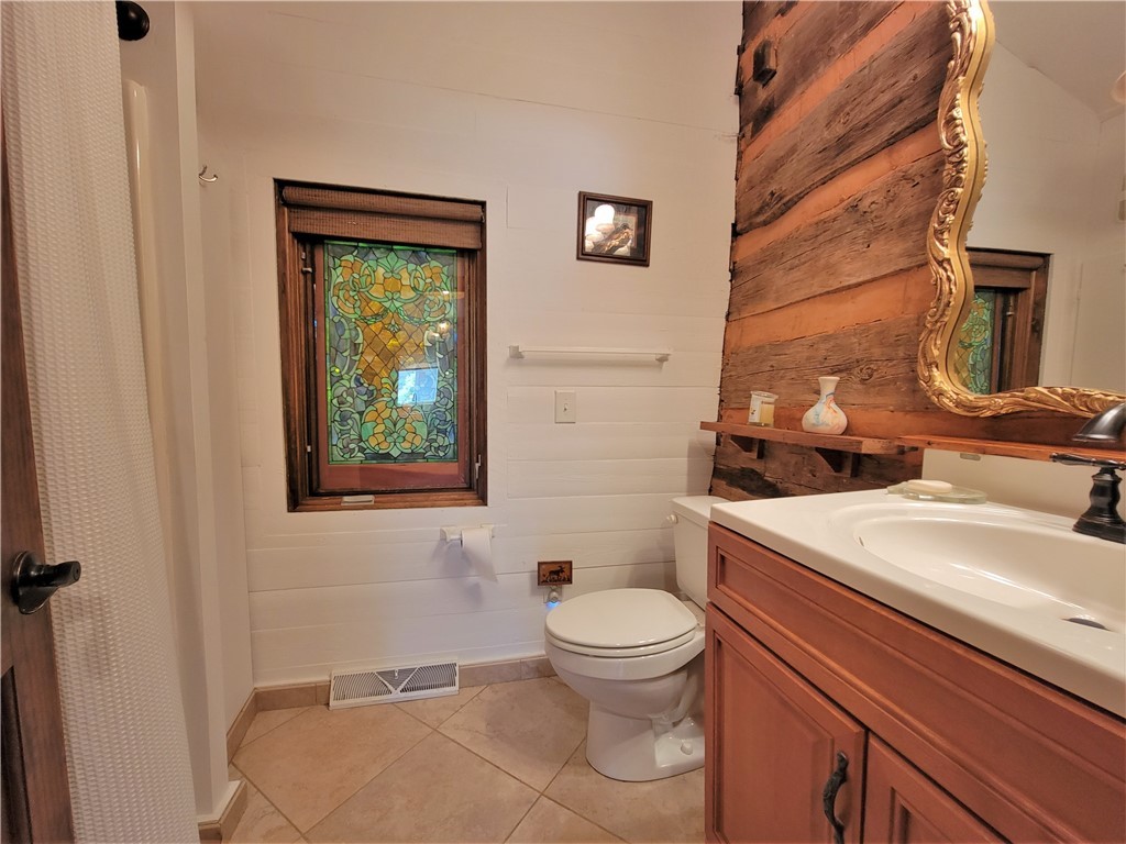 525 Broyles Point Road Townville, SC 29689 - Photo 28 of 48 Guest Full Bathroom