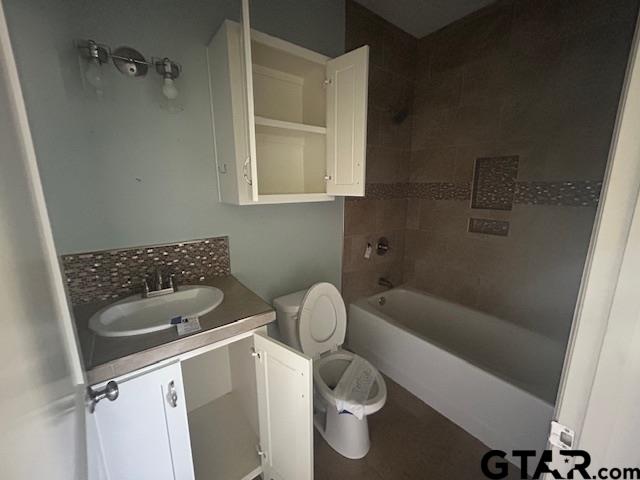 11510 Kitty Hawk Frankston, TX 75763 - Photo 9 of 26 a bathroom with a toilet and a bathtub