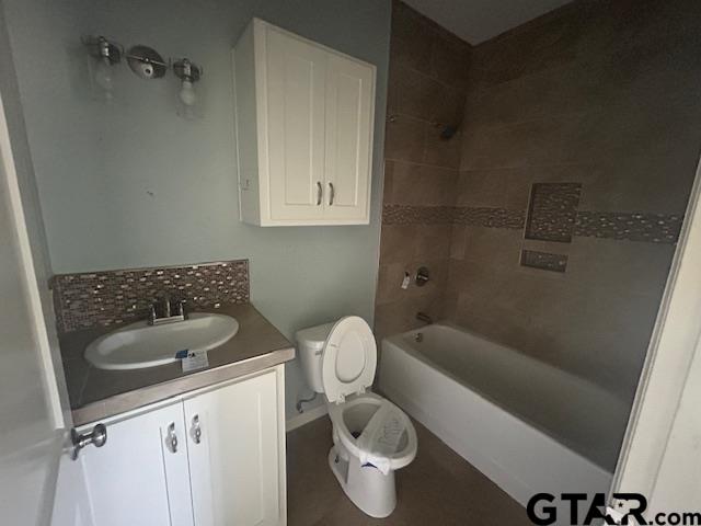 11510 Kitty Hawk Frankston, TX 75763 - Photo 10 of 26 a bathroom with a sink a toilet and bathtub