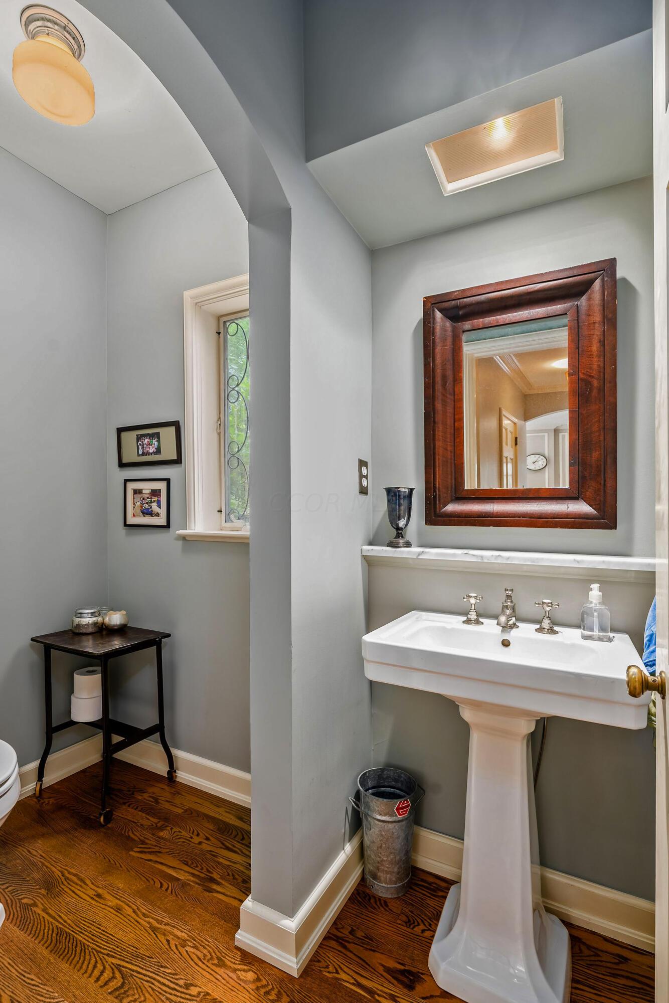 180 Ashbourne Road Columbus, OH 43209 - Photo 7 of 62 Powder Room