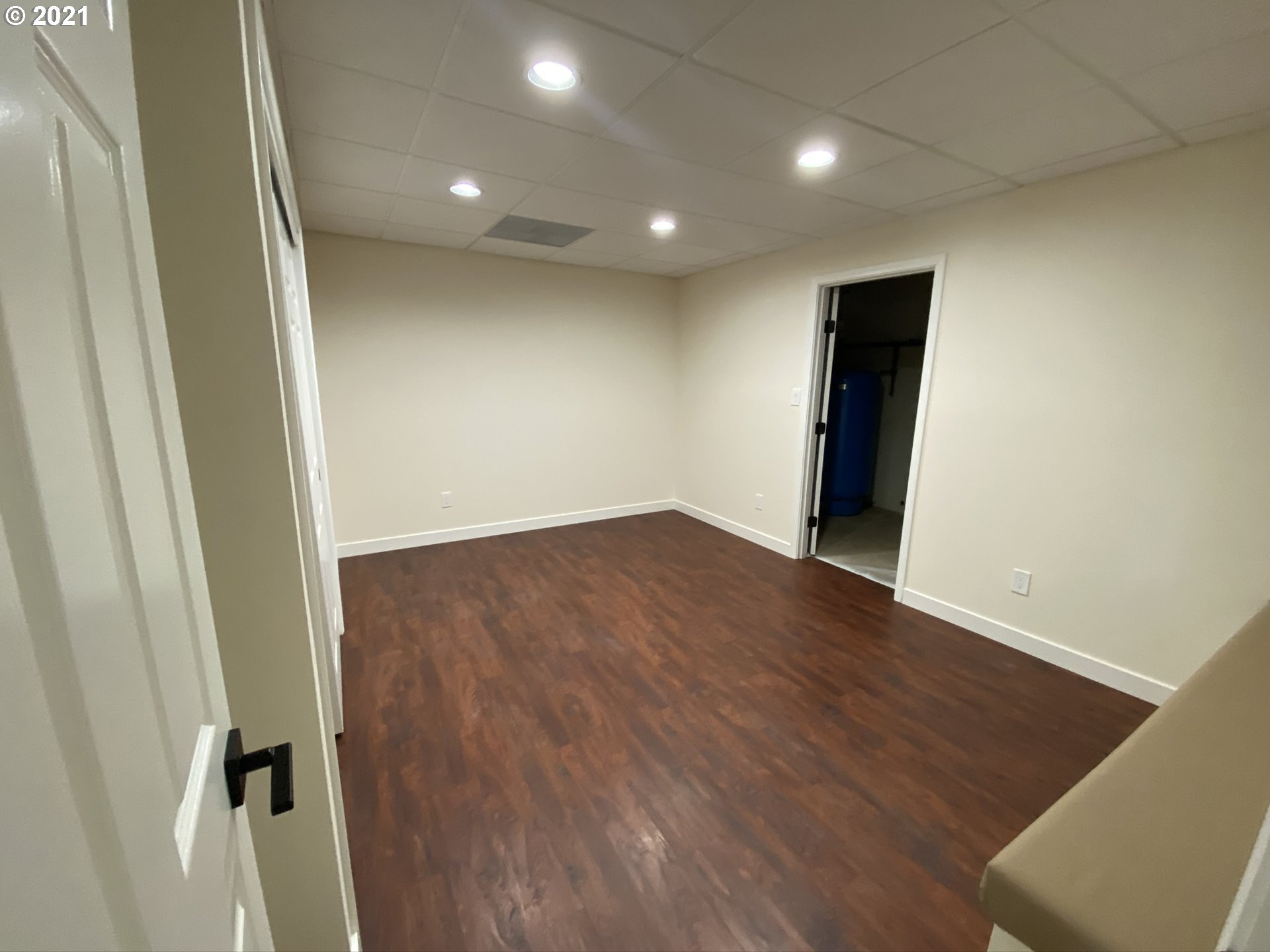 8900 Southeast Alder Ridge Road Damascus, OR 97089 - Photo 20 of 32 an empty room with wooden floor and entrance