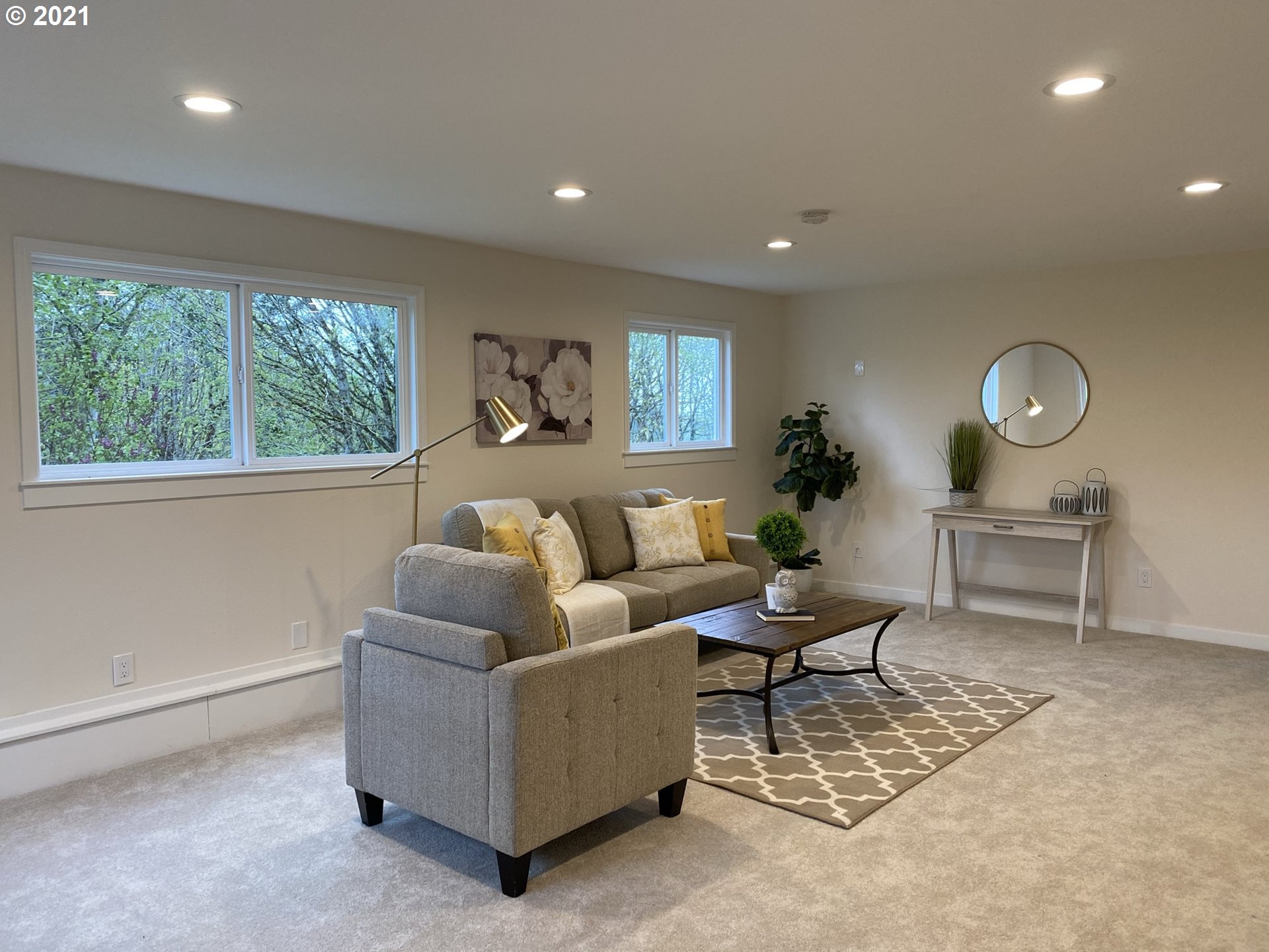 8900 Southeast Alder Ridge Road Damascus, OR 97089 - Photo 25 of 32 a living room with furniture and a potted plant