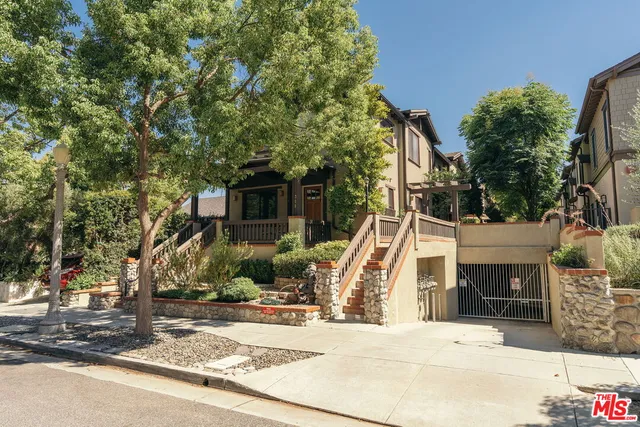 a view of a house with backyard