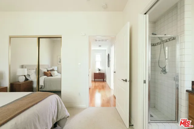 a close up view of a washer and dryer