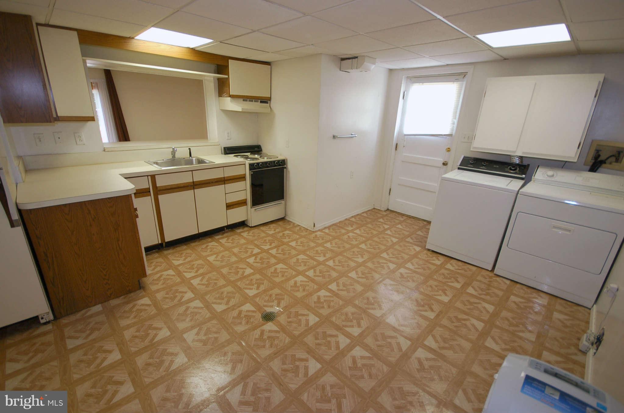 3132 Castleleigh Road Silver Spring, MD 20904 - Photo 18 of 25 a kitchen with a stove and a refrigerator