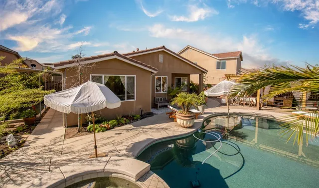 a view of a chairs and table in a backyard