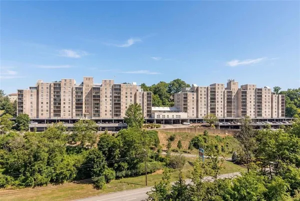 $199,900 | 2160 Greentree Road, Unit 405W, Pittsburgh, PA 15220