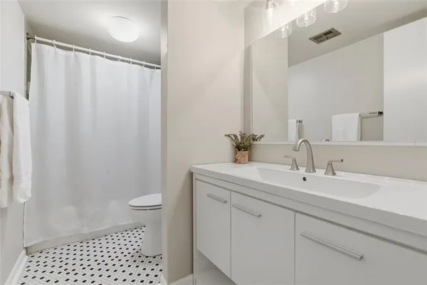 $199,900 | 2160 Greentree Road, Unit 405W, Pittsburgh, PA 15220