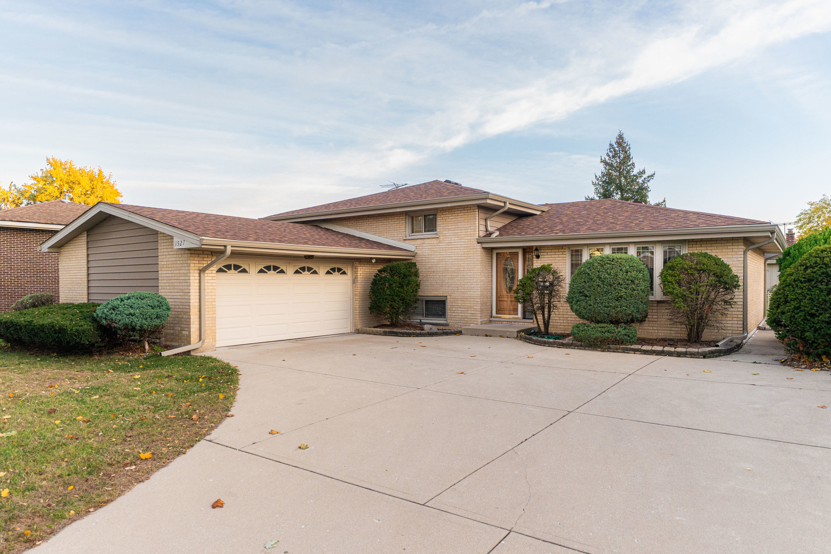 a view of a house with backyard and a garden