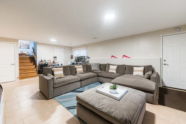 $450,000 | 1527 West Holtz Avenue, Addison, IL 60101