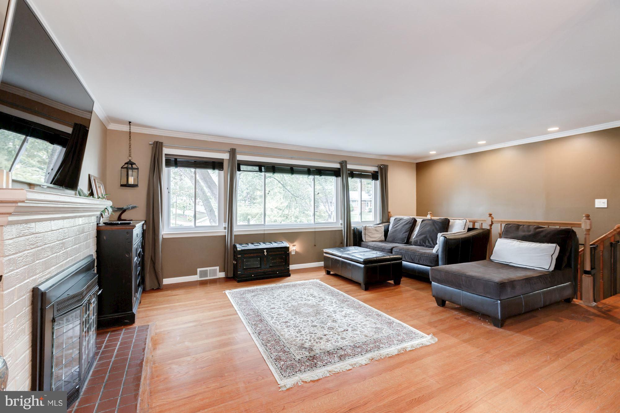 7420 Gary Street Springfield, VA 22150 - Photo 13 of 30 Living Room